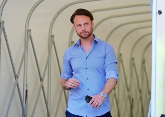 Influential Decision Maker Is ‘Friends’ With Carrick’s Biggest Rivals For Man Utd Job